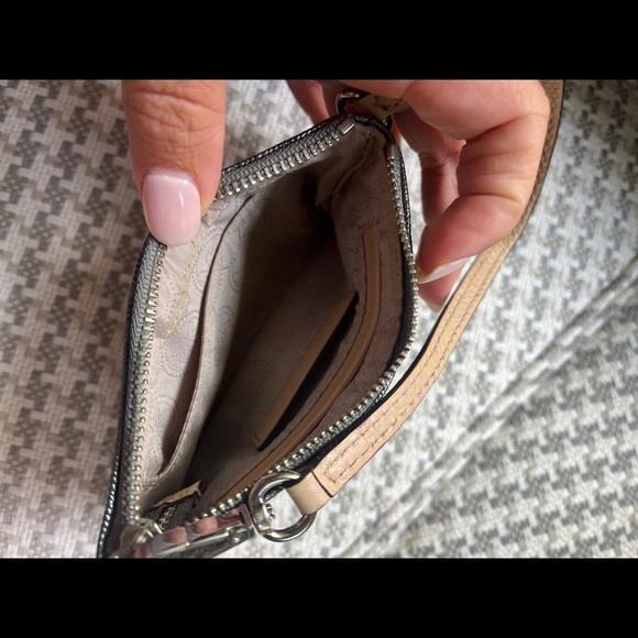 Michael kors wristlet - Picture 3 of 3